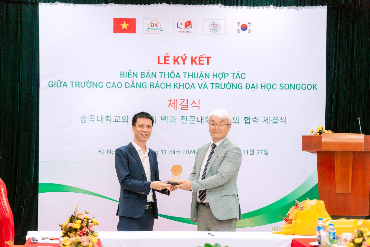 ThS Nguyễn Văn Trường tặng kỉ niệm chương cho Trường Đại học Songgok (Hàn Quốc)