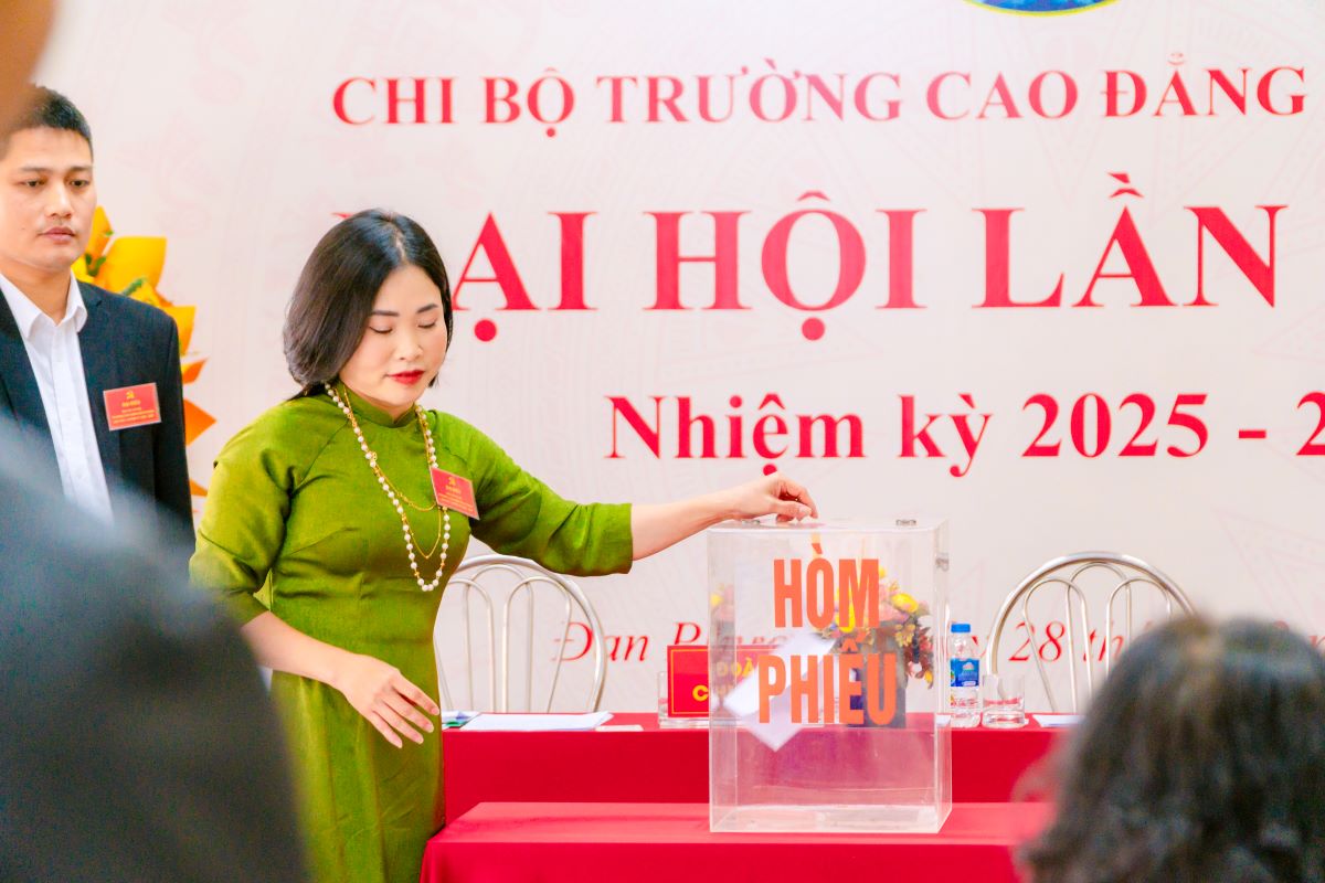 Đại hội tiến hành bỏ phiếu bầu cử Bí thư chi bộ Trường Cao đẳng Bách Khoa nhiệm kỳ 2025 - 2027