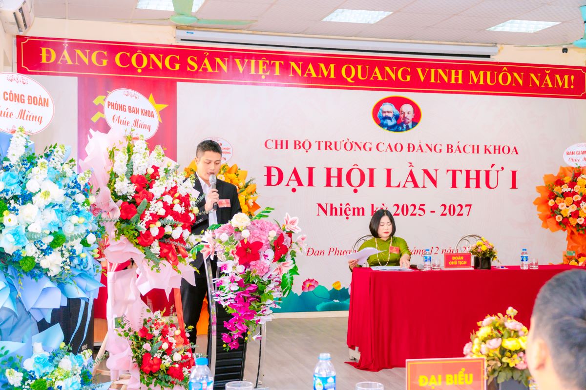 Đồng chí Phạm Ngọc Tuân trình bày Báo cáo tình hình đảng viên tham dự Đại hội.