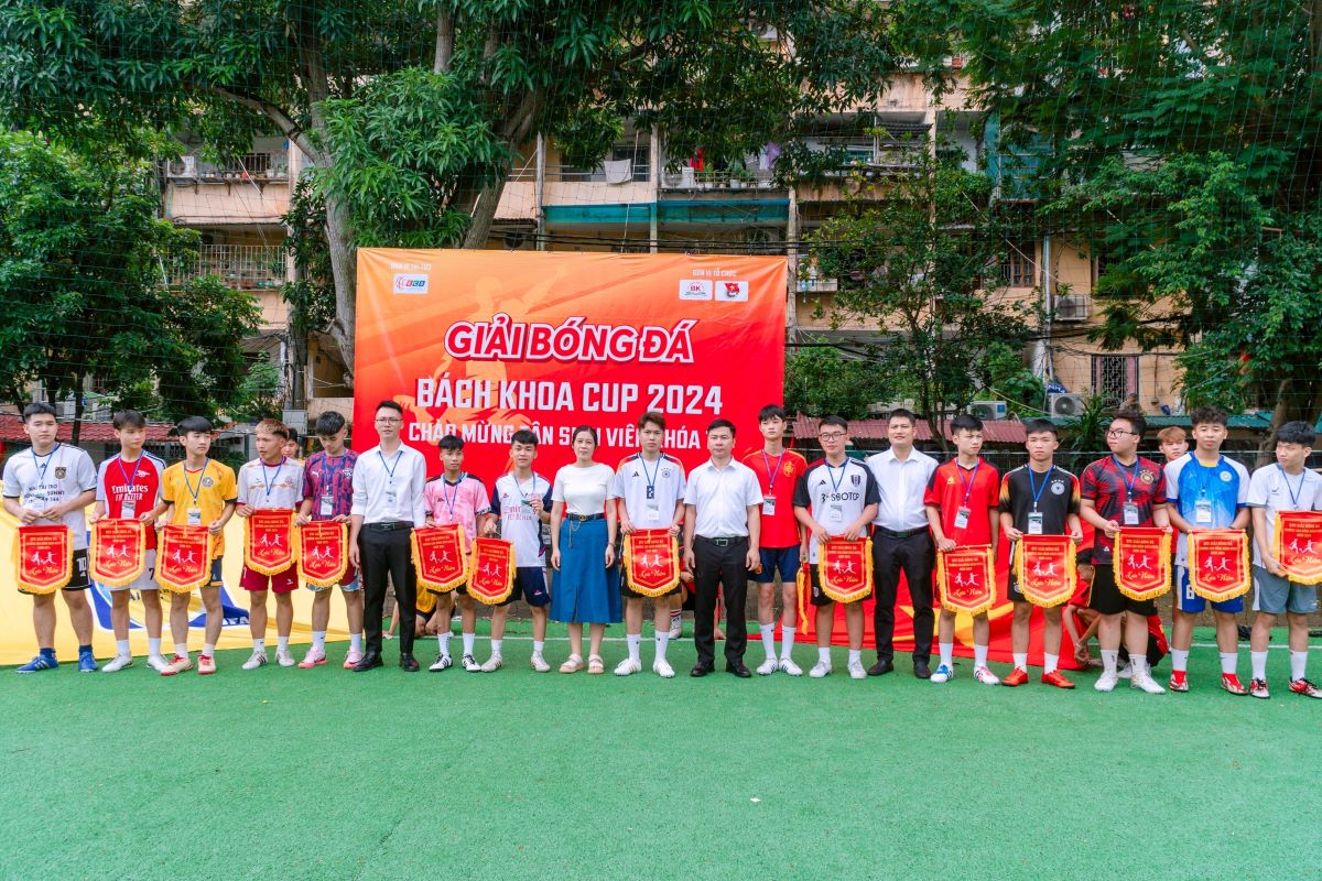 Sinh viên khóa 16 trong giải bóng đá BÁCH KHOA CUP chào Tân sinh viên