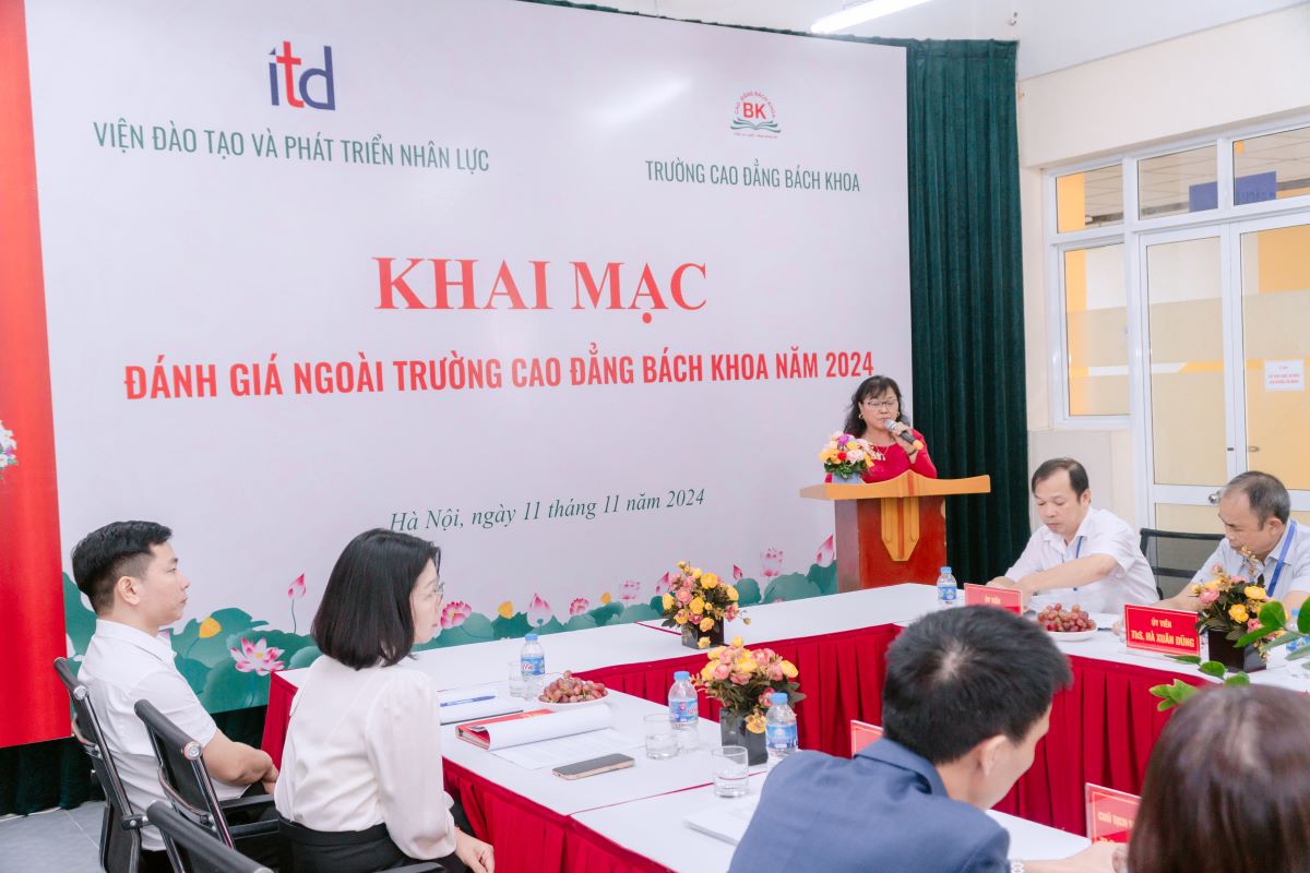 TS Đinh Thị Dậu – Hiệu trưởng phát biểu trong buổi khai mạc