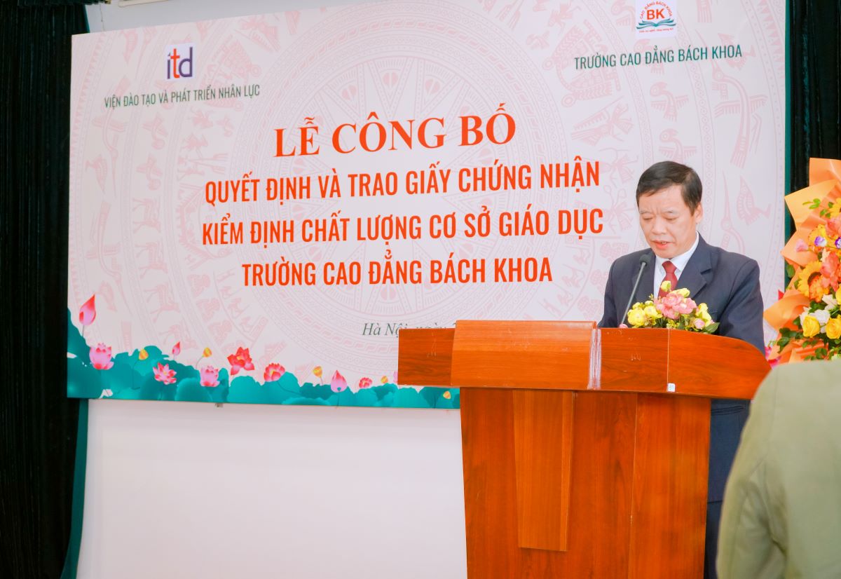 TS Dương Văn Long đọc công bố quyết định công nhận kết quả kiểm định chất lượng cơ sở giáo dục nghề nghiệp Trường Cao đẳng Bách Khoa