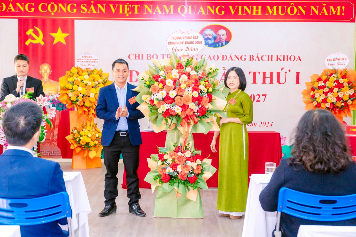 Trường Trung cấp Công nghệ Thăng Long tặng hoa chúc mừng Đại hội