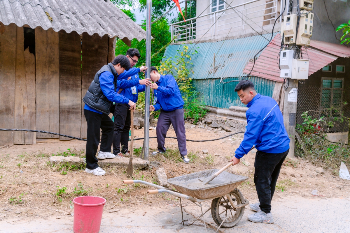 Các bạn sinh viên tất bật chuẩn bị cho công trình “Thắp sáng đường quê”