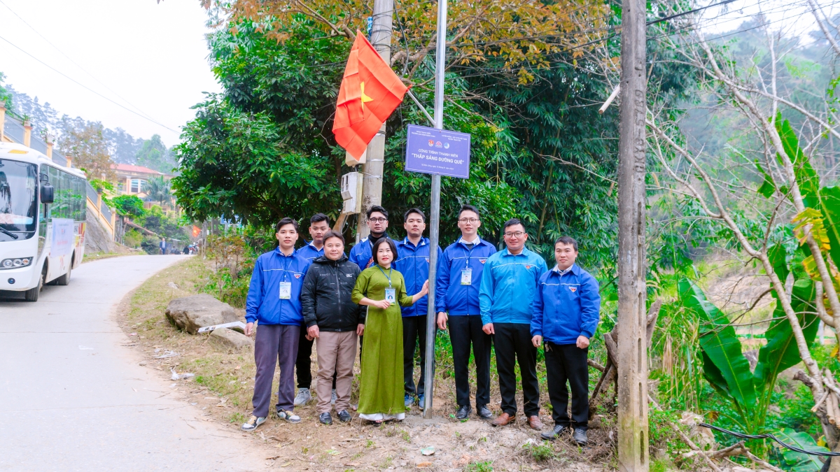 Đoàn trường Cao đẳng Bách Khoa đã khánh thành công trình thanh niên “Thắp sáng đường quê”