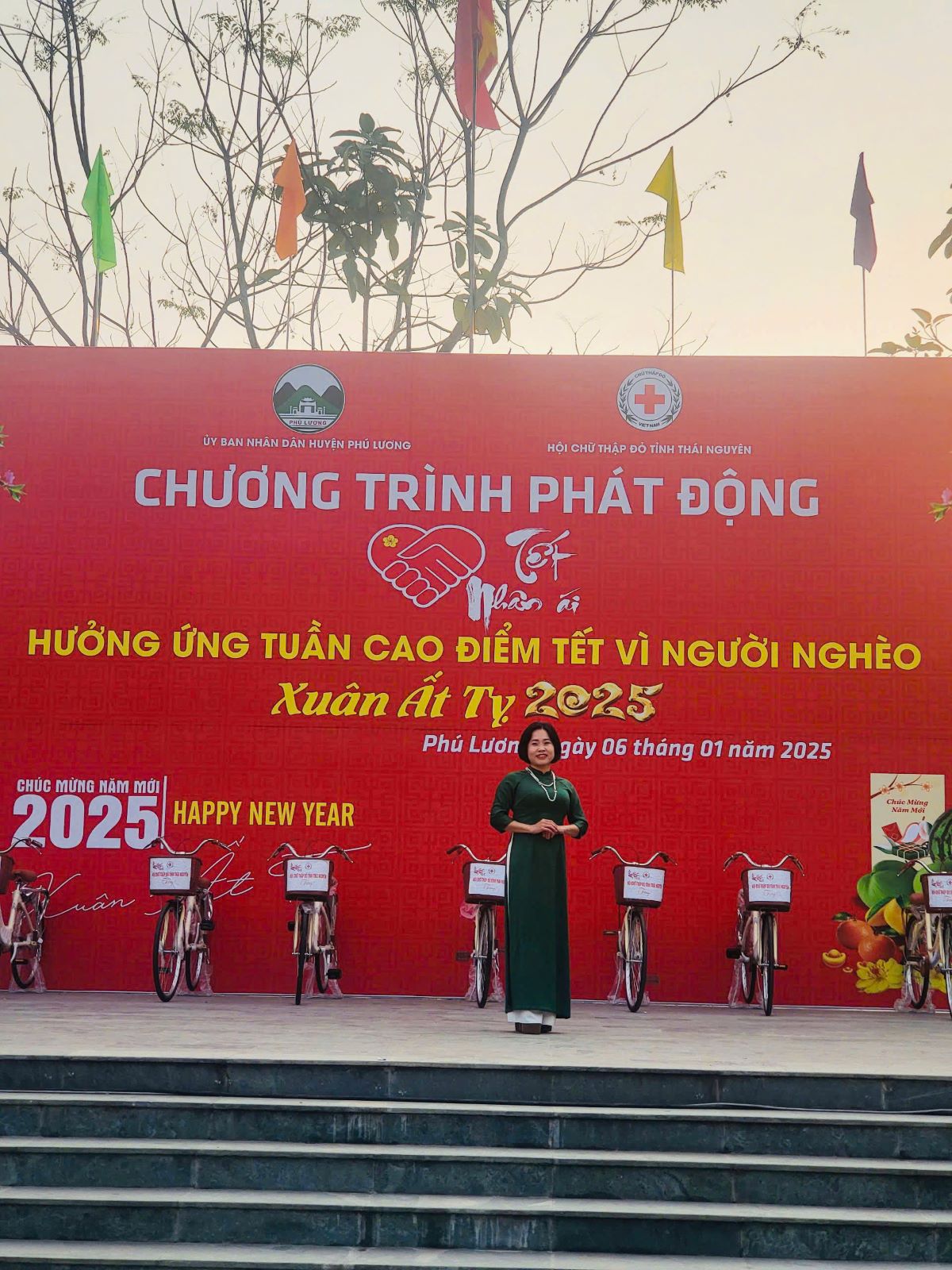 Đồng chí Lại Thị Thúy Minh - Bí thư chi bộ trường Cao đẳng Bách Khoa đại diện nhà trường đến trao quà cho các em học sinh có hoàn cảnh khó khăn ở Phú Lương