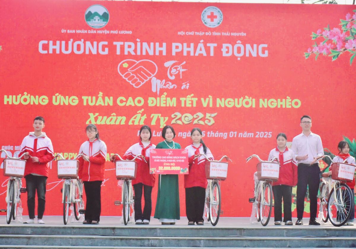 Đồng chí Lại Thị Thúy Minh trao quà cho các em học sinh có hoàn cảnh khó khăn