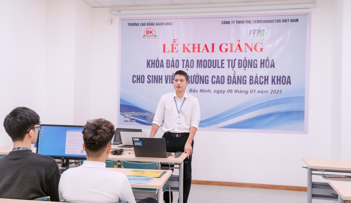 Thầy Phạm Ngọc Tuân - Trưởng phòng Hỗ trợ doanh nghiệp và khởi nghiệp phát biểu tại buổi lễ