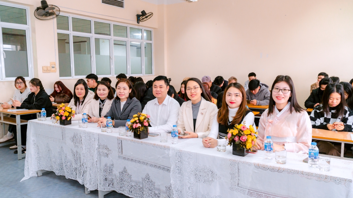 Các thầy cô trong Ban giám khảo cuộc thi thuyết trình theo chủ đề Hanbok và Tết Hàn Quốc