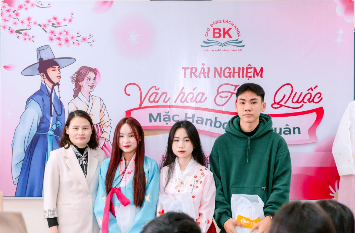 Nhóm sinh viên đạt giải nhì trong phần thi thuyết trình với chủ đề Hanbok