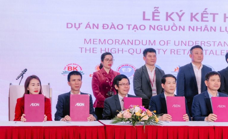 ThS. Nguyễn Văn Trường, Chủ tịch HĐQT, phó Hiệu trưởng trường Cao đẳng Bách Khoa đại diện tham gia lễ ký kết