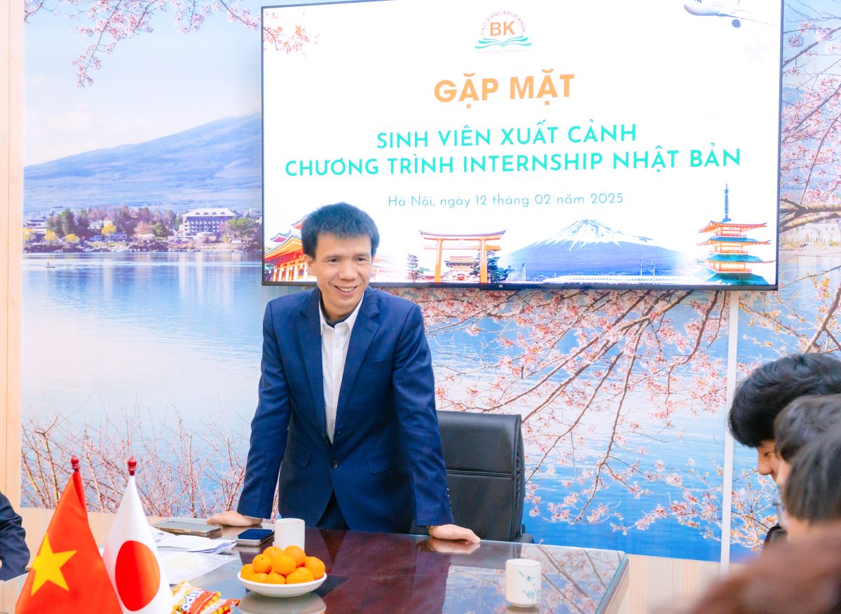 Thầy Nguyễn Văn Trường chúc mừng và dặn dò các bạn sinh viên khi thực tập tại Nhật Bản