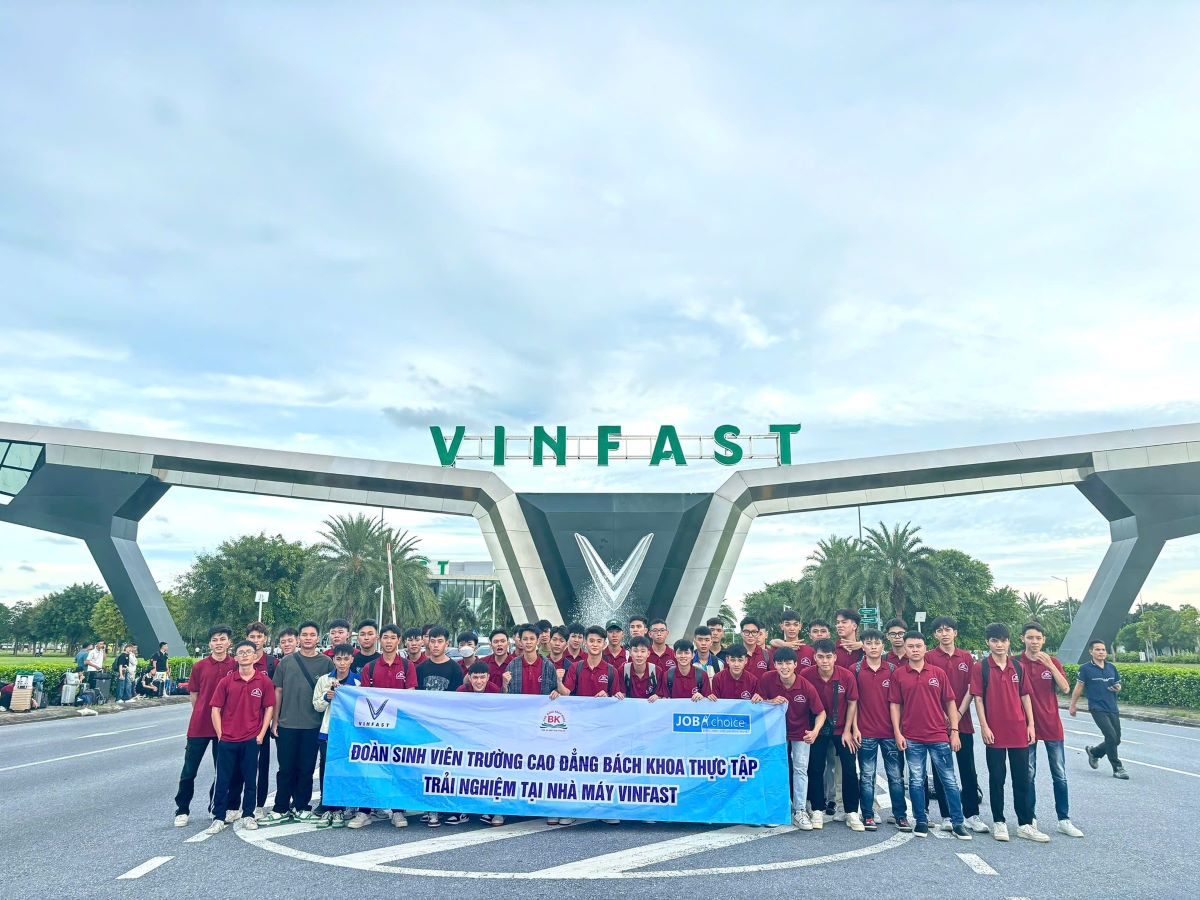 Sinh viên thực tập trải nghiệm tại nhà máy Vinfast Sinh viên thực tập trải nghiệm tại nhà máy Vinfast