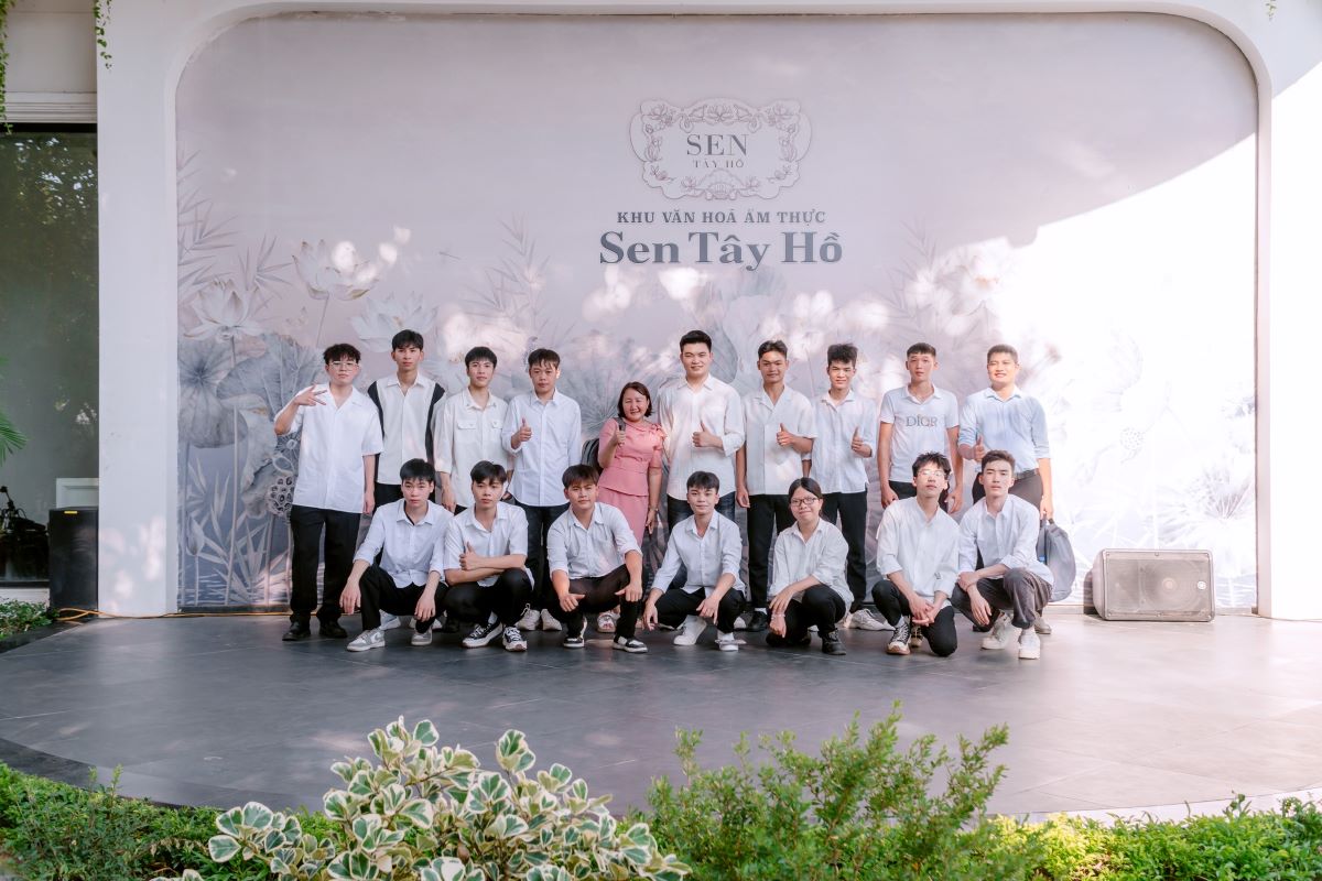 Sinh viên thực tập tại Khu văn hóa ẩm thực Sen Tây Hồ Sinh viên thực tập tại Khu văn hóa ẩm thực Sen Tây Hồ
