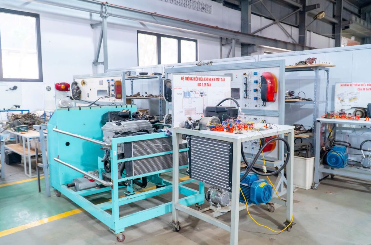 Xưởng thực hành Công nghệ kỹ thuật ô tô - Trường Cao đẳng Bách Khoa