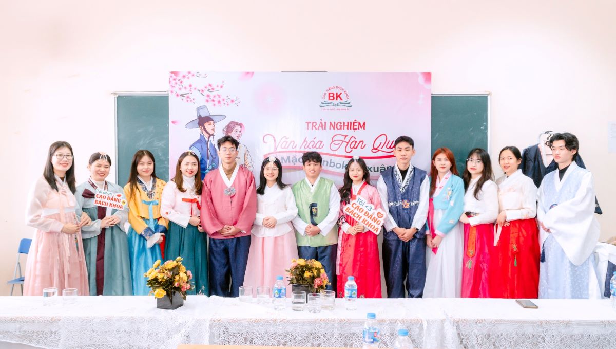 Sinh viên ngành tiếng Hàn trải nghiệm văn hóa Hàn Quốc Sinh viên ngành tiếng Hàn trải nghiệm văn hóa Hàn Quốc