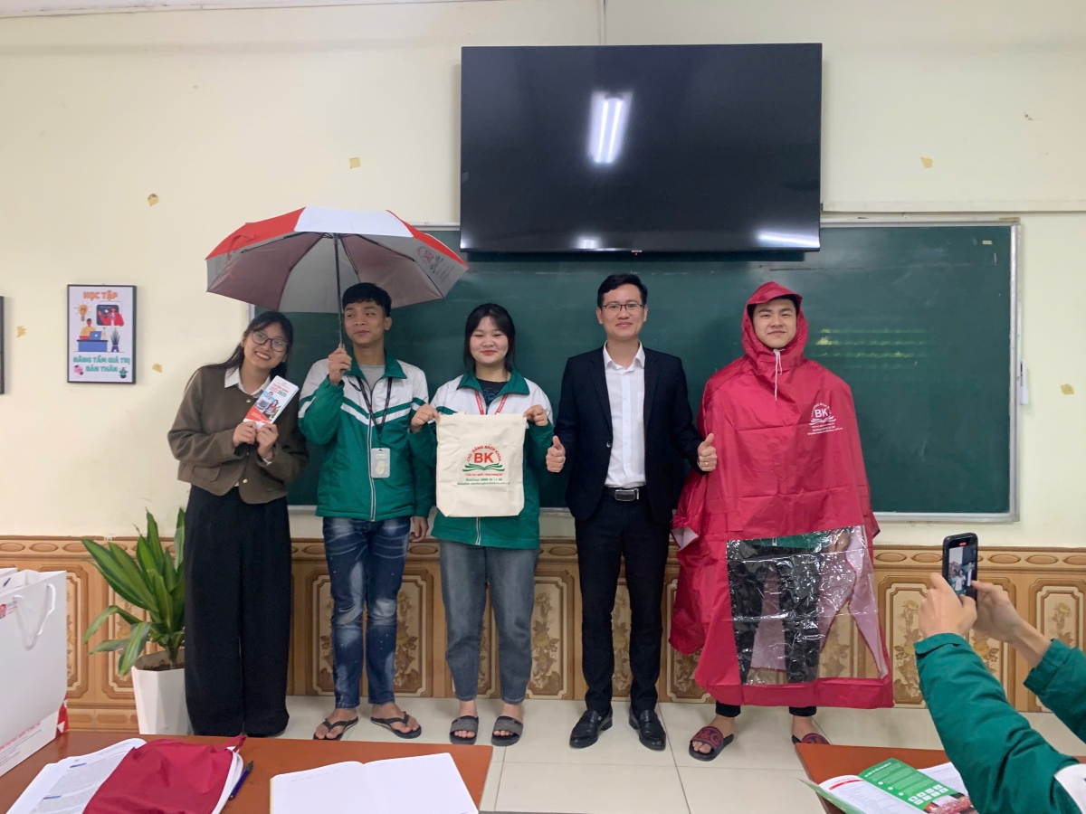 Các thầy cô trao tặng quà cho các em học sinh ở huyện Ba Vì