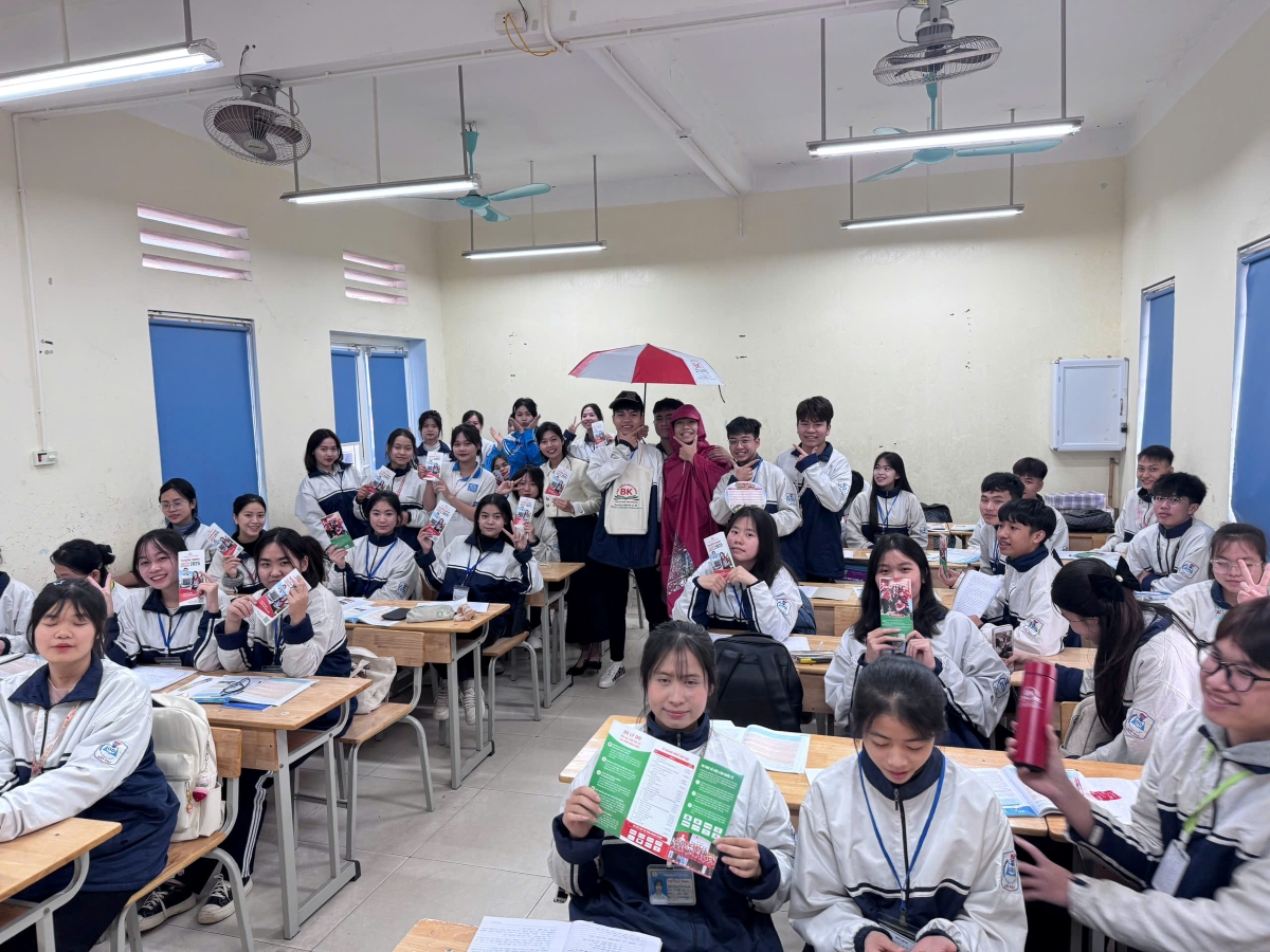 Các thầy cô trường Cao đẳng Bách Khoa trao tặng quà cho các em học sinh ở huyện Ba Vì