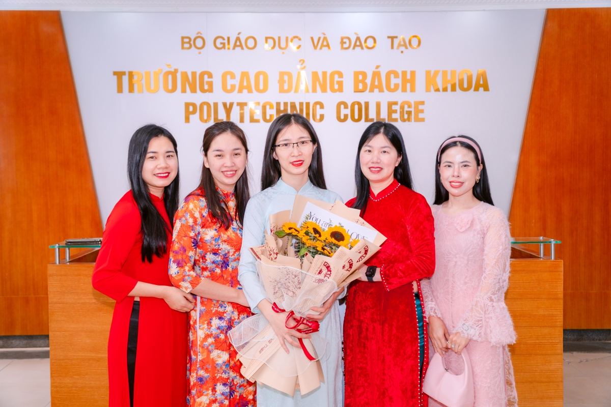 Cán bộ giảng viên và nhân viên nữ của trường Cao đẳng Bách Khoa-1