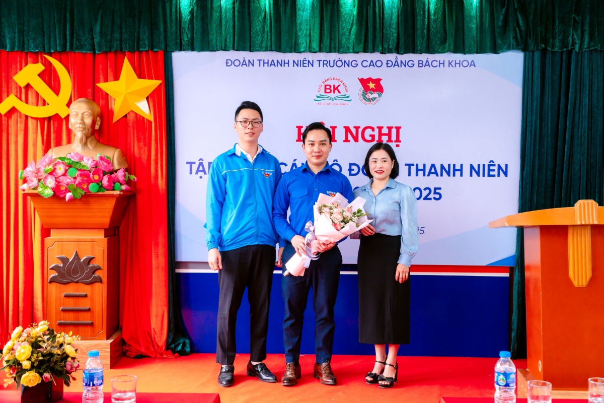 Đại diện Đoàn trường tặng hoa cho đồng chí Hoàng Minh Ngọc - Ủy viên Thường vụ Huyện Đoàn Đan Phượng