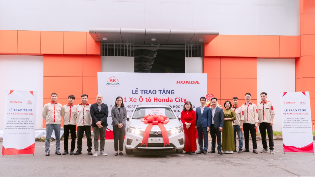 Đại diện Honda Việt Nam chụp hình lưu niệm với Ban giám hiệu trường Cao đẳng Bách Khoa cùng giảng viên và sinh viên khoa Công nghệ ô tô