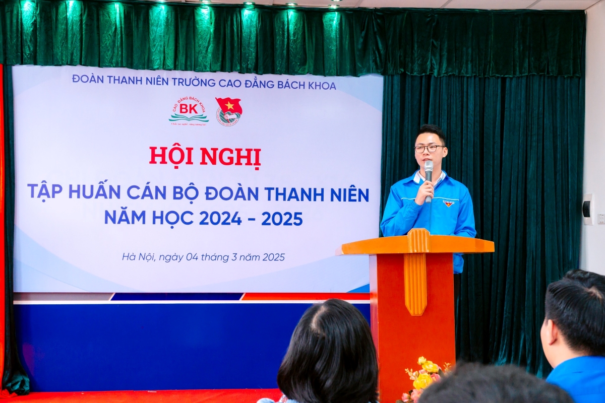 Đồng chí Nguyễn Quang Huy - Bí thư Chi đoàn trường Cao đẳng Bách Khoa phát biểu tại buổi tập huấn