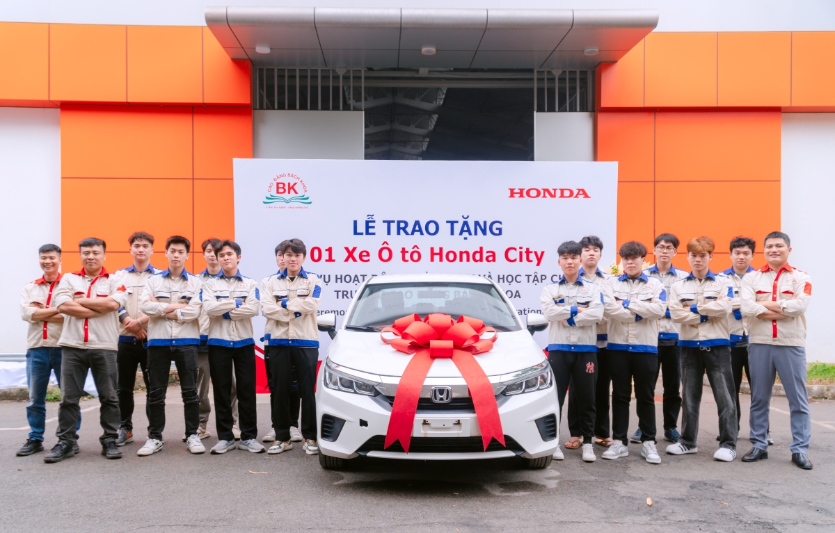 Giảng viên và sinh viên ngành Công nghệ ô tô chụp hình lưu niệm với chiếc xe ô tô Honda City