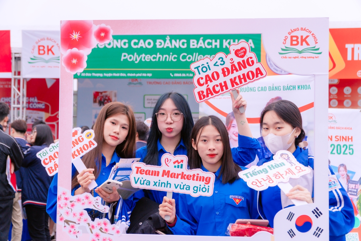 Học sinh hào hứng check in với standee Trải nghiệm văn hóa Hàn Quốc-1