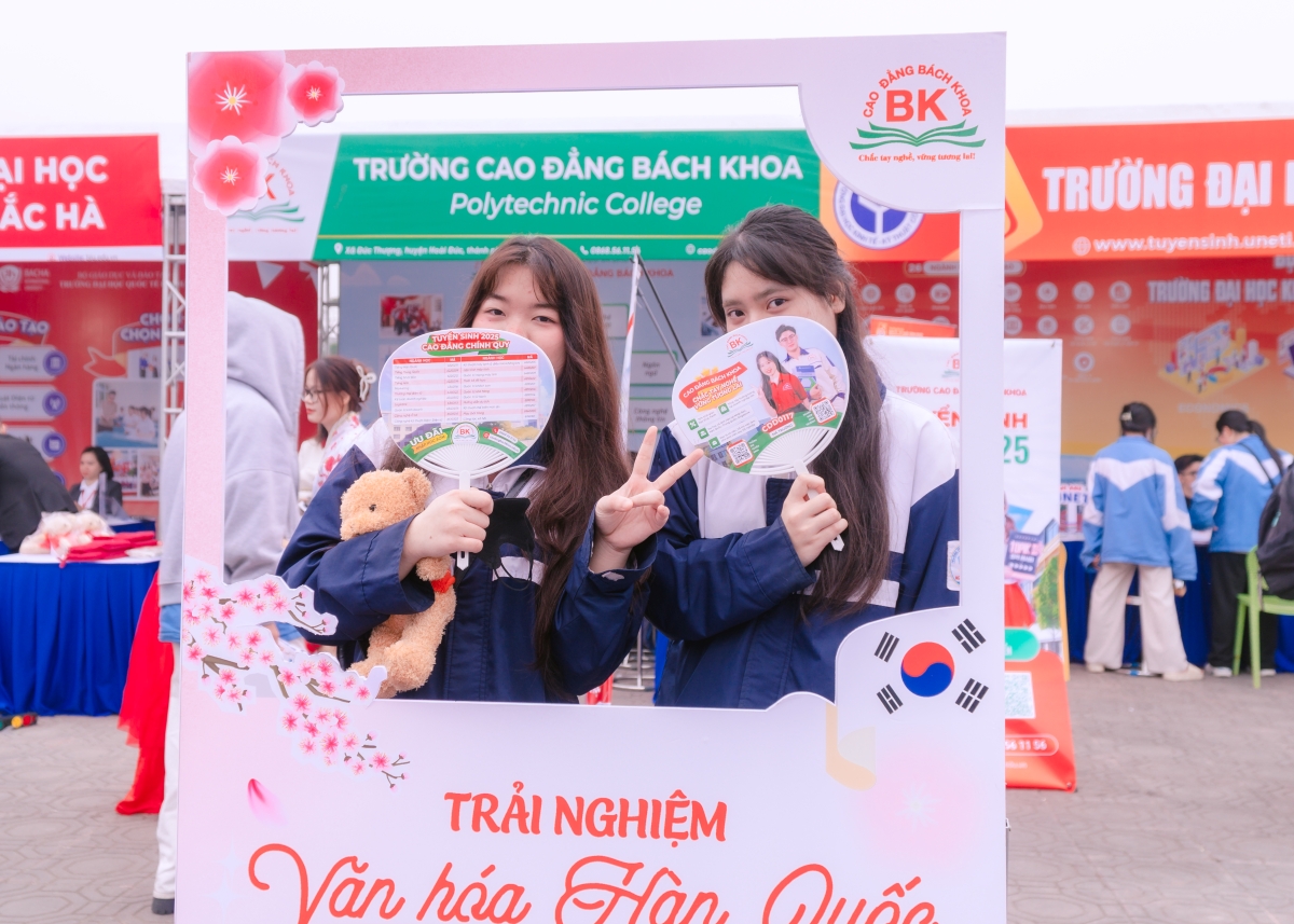 Học sinh hào hứng check in với standee Trải nghiệm văn hóa Hàn Quốc của trường Cao đẳng Bách Khoa