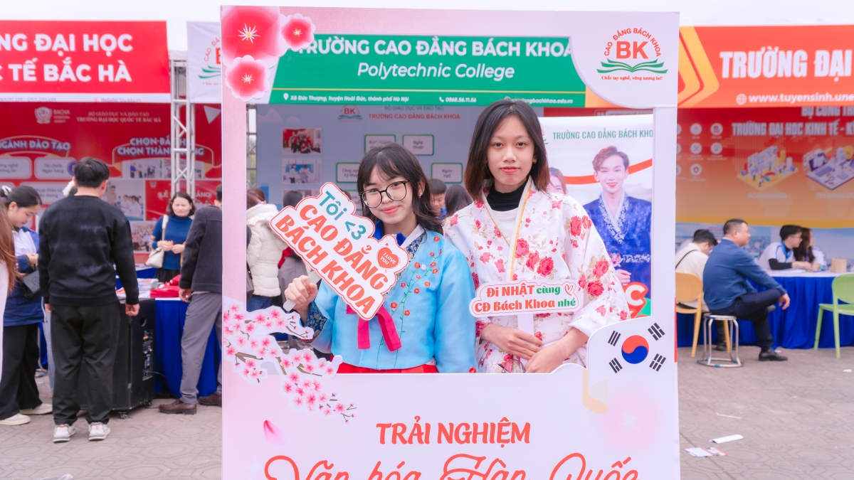 Học sinh hào hứng mặc trang phục truyền thống của đất nước Hàn Quốc và Nhật Bản