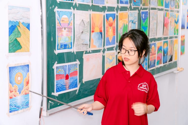 Nữ sinh ngành Thiết kế đồ họa tự tin thuyết trình tác phẩm trước lớp