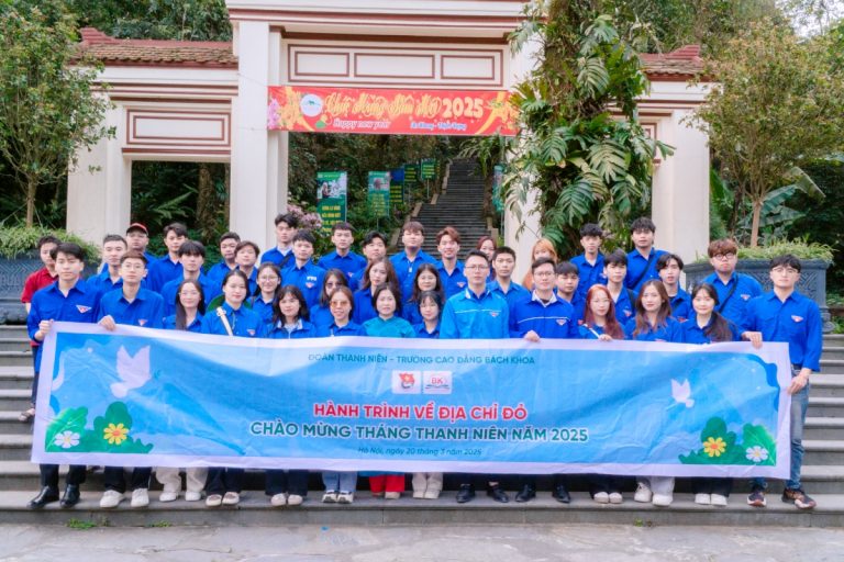 Tập thể Đoàn Thanh niên Trường Cao đẳng Bách Khoa chụp ảnh lưu niệm tại khu di tích lịch sử
