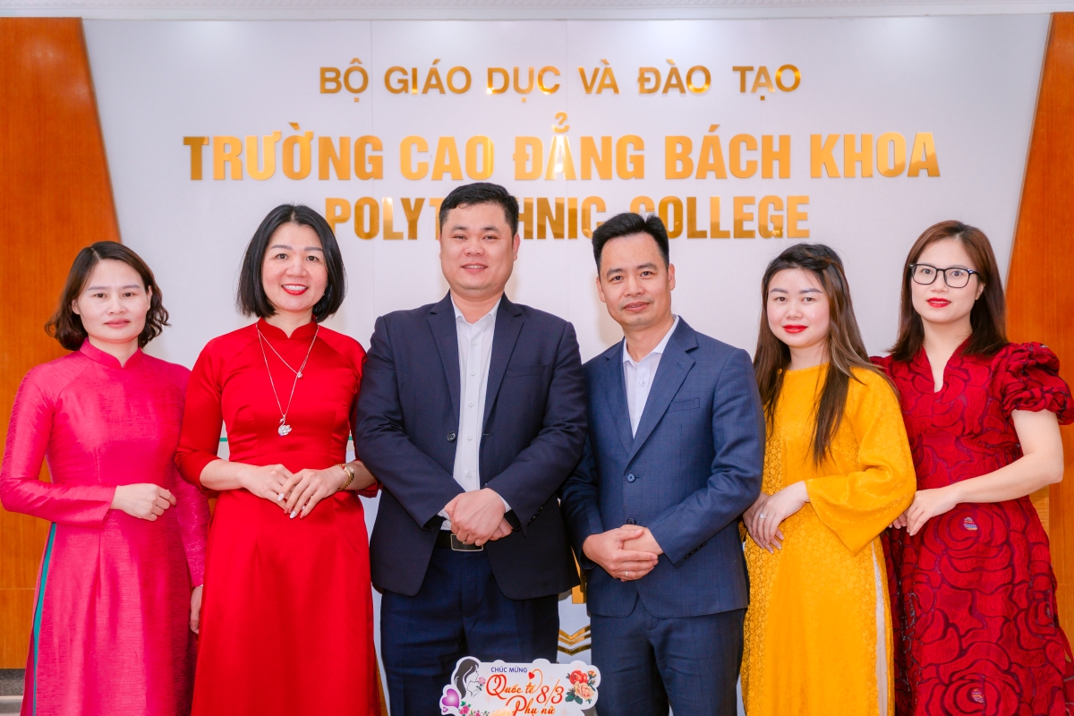 Tập thể cán bộ nhân viên của trường Cao đẳng Bách Khoa