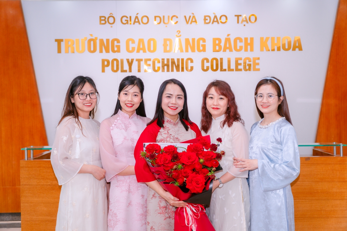 Tập thể cán bộ tuyển sinh của trường Cao đẳng Bách Khoa