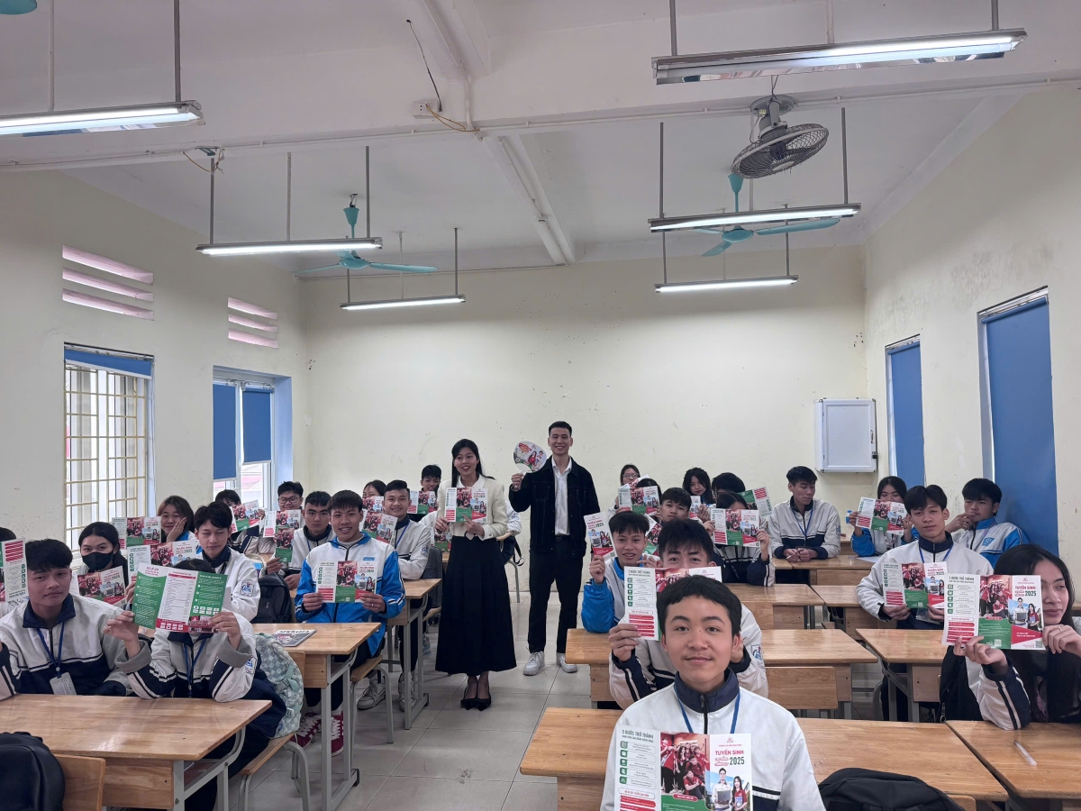 Thầy cô trường Cao đẳng Bách Khoa đồng hành tư vấn tuyển sinh cho các bạn học sinh ở huyện Ba Vì