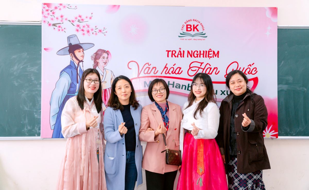 Cán bộ giảng viên ngành tiếng Hàn am hiểu văn hóa, phát âm chuẩn luôn đồng hành cùng sinh viên Cán bộ giảng viên ngành tiếng Hàn am hiểu văn hóa, phát âm chuẩn luôn đồng hành cùng sinh viên