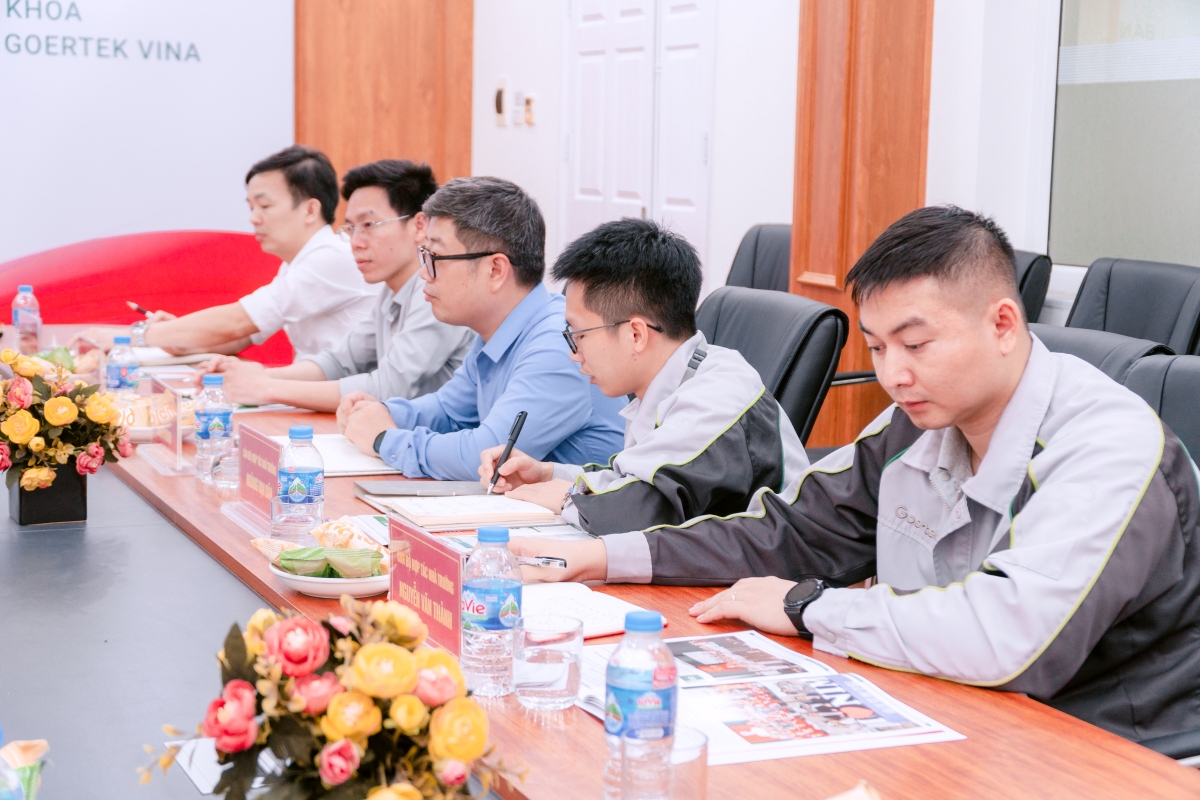Đại diện Công ty Goertek Vina tham gia buổi ký kết với Trường Cao đẳng Bách Khoa