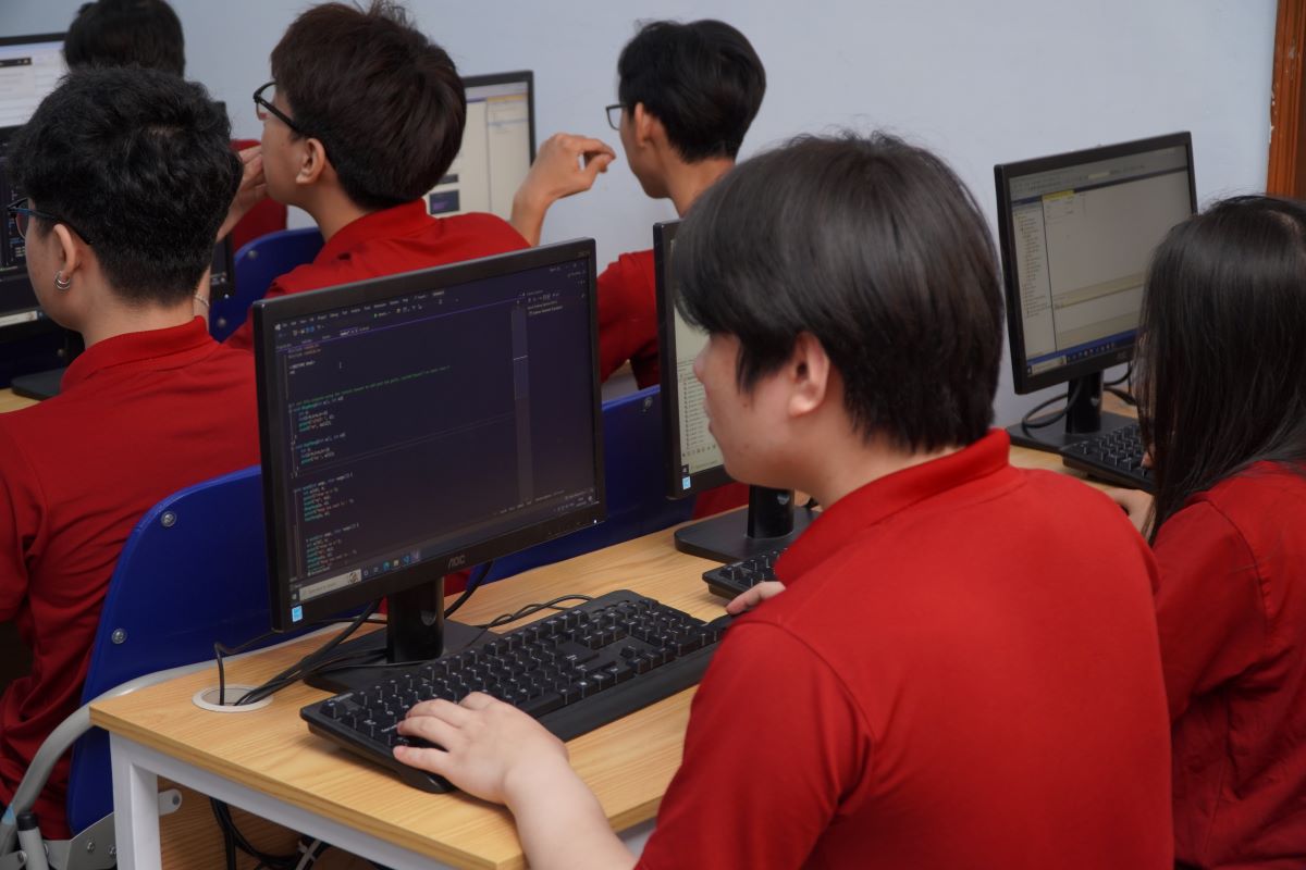 Sinh viên được đào tạo ngôn ngữ lập trình được dùng phổ biến hiện nay, tiệm cận với trí tuệ nhân tạo Sinh viên được đào tạo ngôn ngữ lập trình được dùng phổ biến hiện nay, tiệm cận với trí tuệ nhân tạo