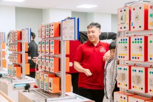 Sinh viên hào hứng tham quan thiết bị tạ nhà máy LG Display (Hải Phòng)