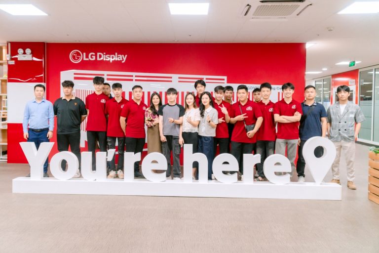 Sinh viên ngành Công nghệ kỹ thuật điện điện tử chụp hình lưu niệm cùng thầy cô tại công ty LG Display Việt Nam Hải Phòng