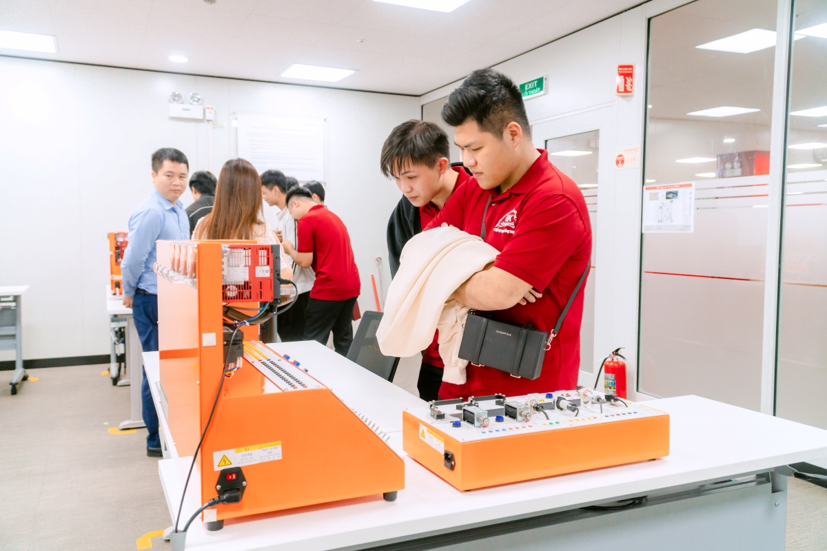 Sinh viên ngành Công nghệ kỹ thuật điện điện tử trải nghiệm thực tế tại công ty LG Display Việt Nam Hải Phòng-3