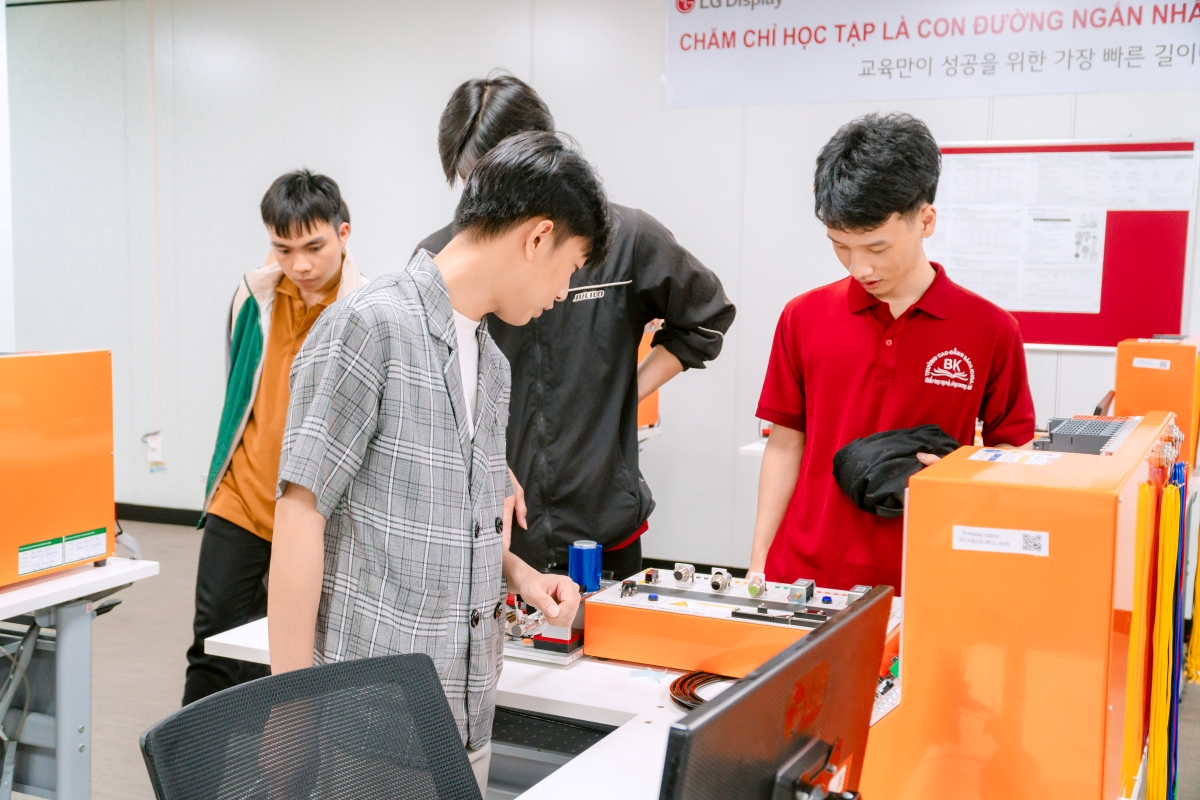 Sinh viên ngành Công nghệ kỹ thuật điện điện tử trải nghiệm thực tế tại công ty LG Display Việt Nam Hải Phòng-4