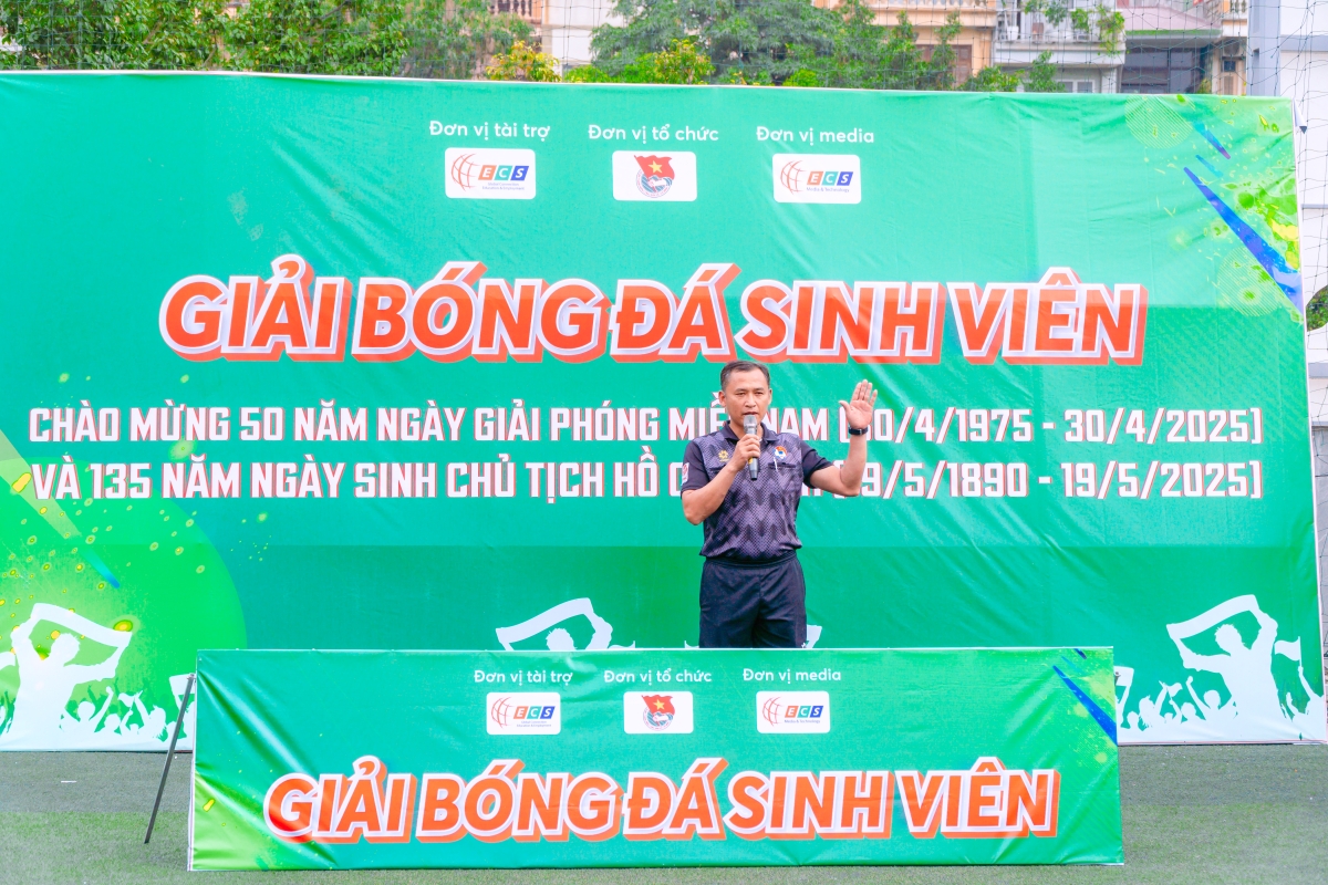 Trọng tài Lê Việt Hải đại diện tổ trọng tài tuyên thể trong giải bóng đá sinh viên trường Cao đẳng Bách Khoa