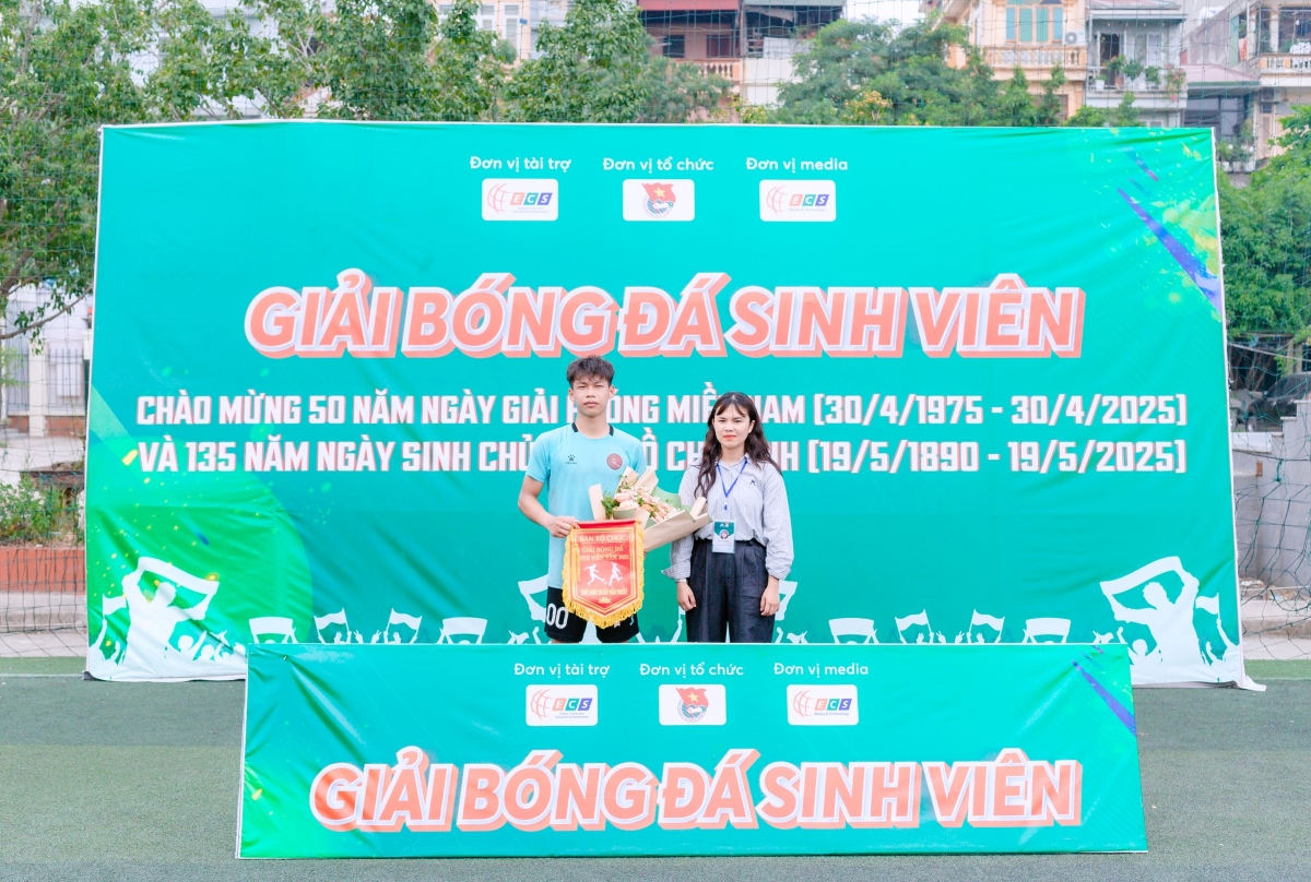 Lễ bế mạc giải bóng đá giao hữu sinh viên Trường Cao đẳng Bách Khoa năm 2025-6