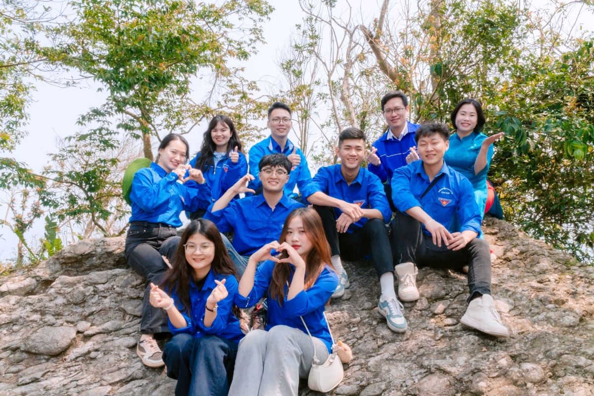 Tú chụp hình lưu niệm cùng các bạn trong chuyến Hành trình về địa chỉ đỏ – Đền thờ Chủ tịch Hồ Chí Minh