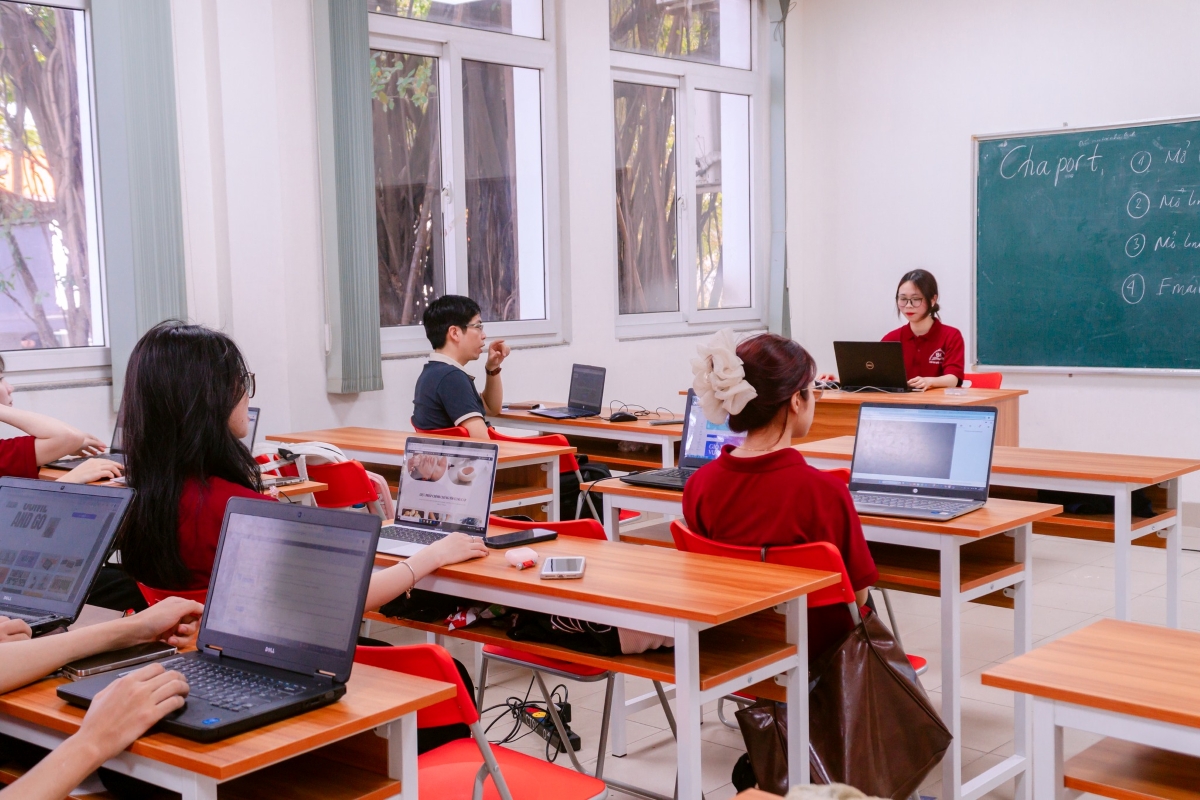 Sinh viên ngành Thương mại điện tử trường Cao đẳng Bách Khoa ứng dụng AI thiết kế website bán hàng-7
