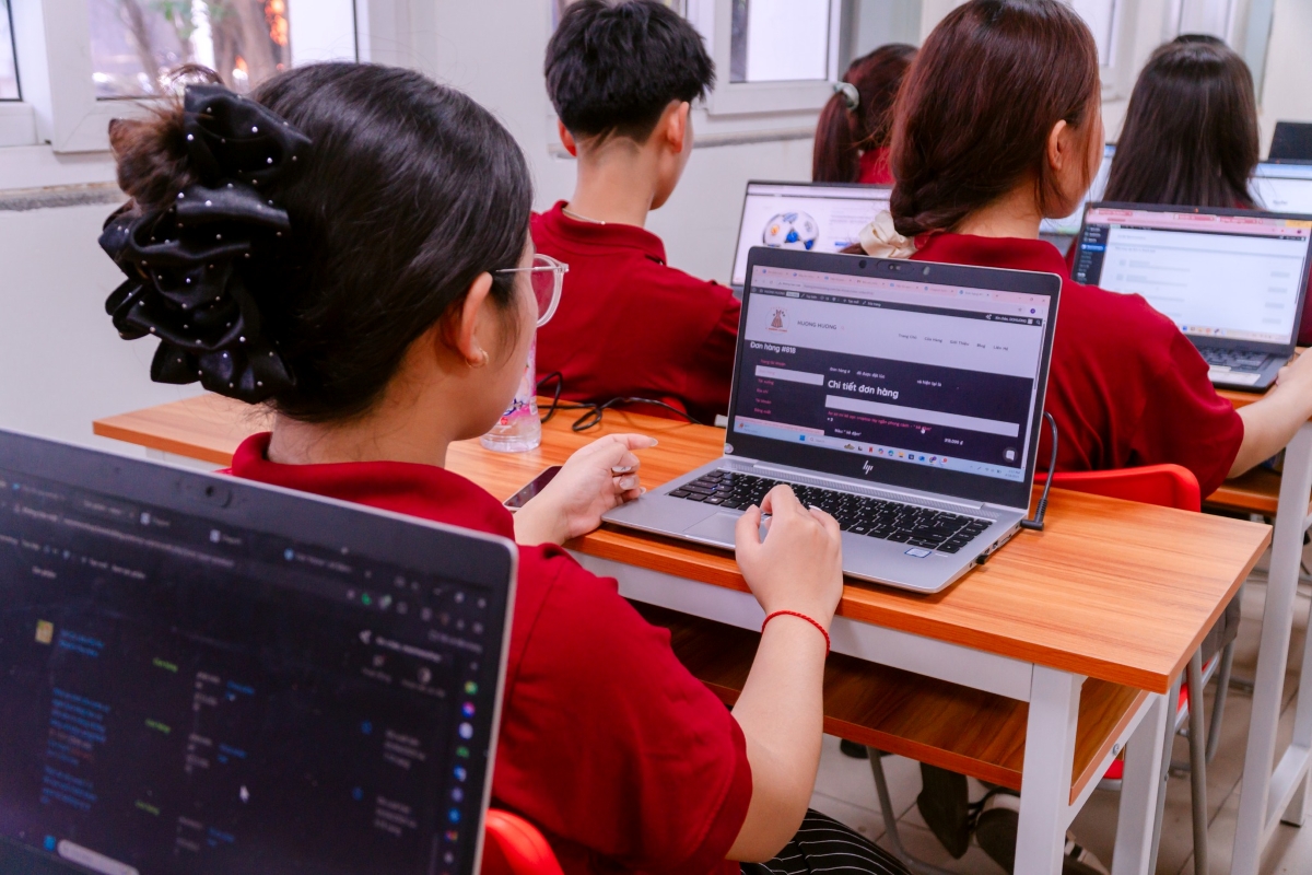 Sinh viên ngành Thương mại điện tử trường Cao đẳng Bách Khoa ứng dụng AI thiết kế website bán hàng