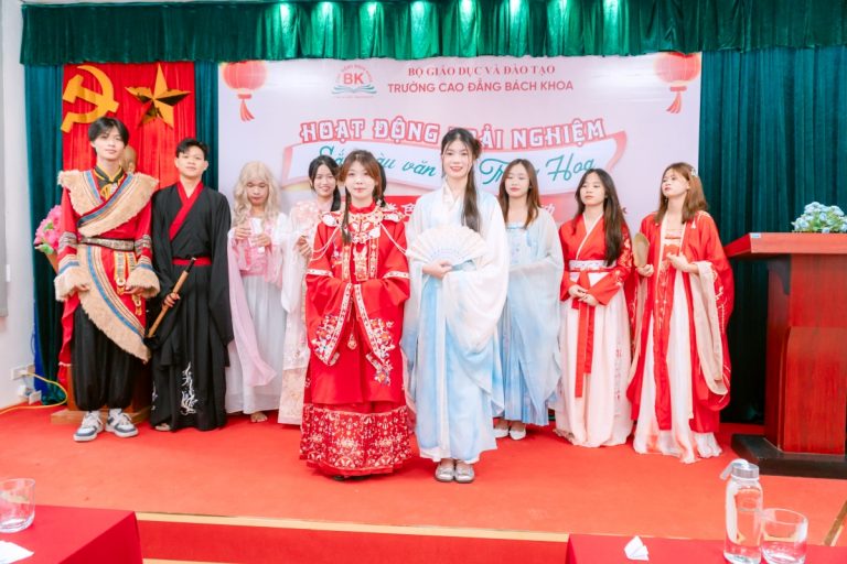 Phần trình diễn Hán phục ấn tượng với những bộ trang phục đầy màu sắc