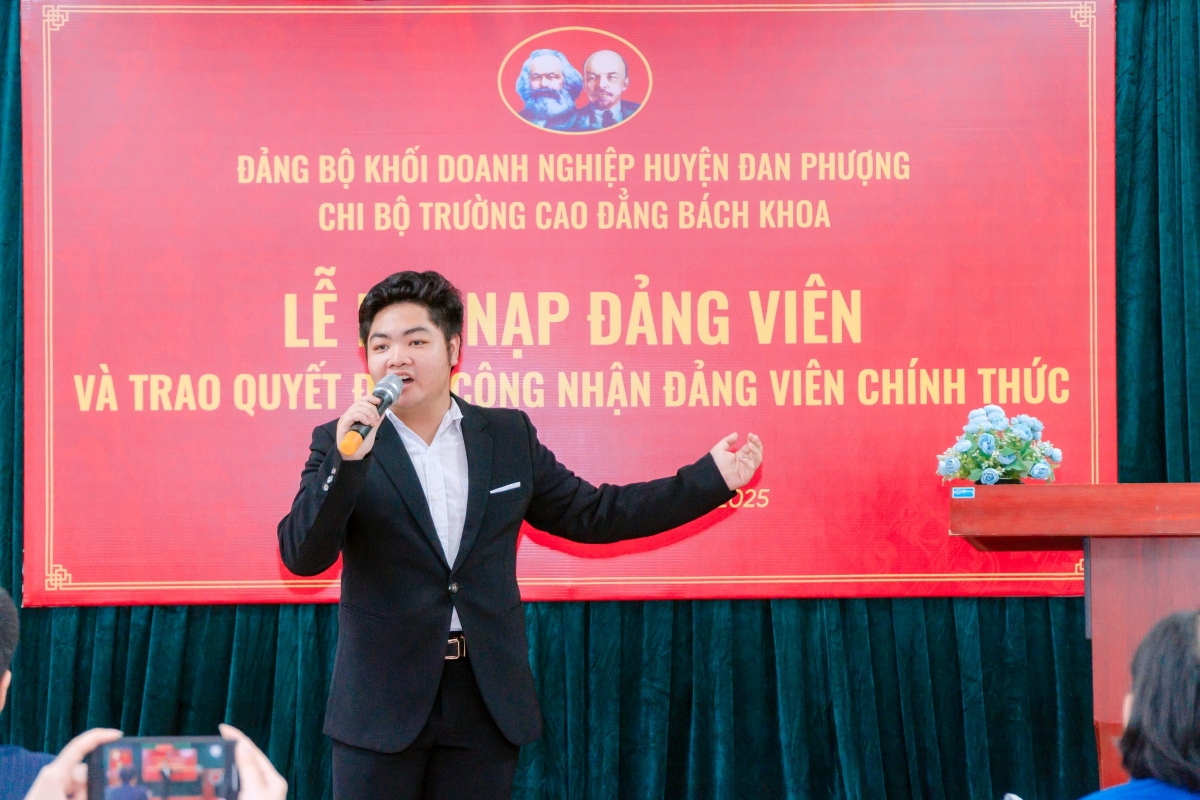 Đức Anh cảm thấy tự hào khi được trình diễn tại buổi lễ quan trọng của nhà trường