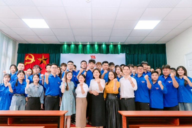 Đội tình nguyện viên chụp hình lưu niệm cùng các thầy cô Phòng Tuyển Sinh